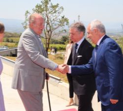 Su Majestad el Rey Don Juan Carlos recibe el saludo del presidente de La Rioja, José Ignacio Ceniceros, en presencia de la ministra de Agricultura, Pe