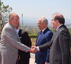Su Majestad el Rey Don Juan Carlos recibe el saludo del presidente de la Junta de Castilla y León, Juan Vicente Herrera, a su llegada a la Bodega