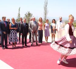 Su Majestad el Rey Don Juan Carlos durante el aurresku de honor, a su llegada a la Bodega