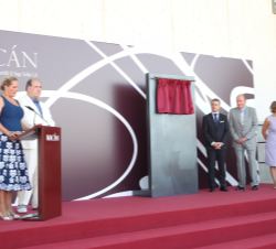 Don Juan Carlos junto a la Infanta Doña Elena, el lehendakari del Gobierno Vasco y la ministra de Agricultura, Pesca, Alimentación y Medio Ambiente, d