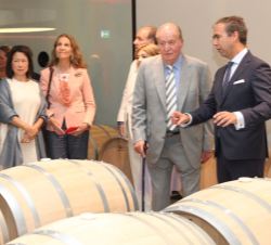 Su Majestad el Rey Don Juan Carlos junto a Su Alteza Real la Infanta Doña Elena recorren las instalaciones de la Bodega