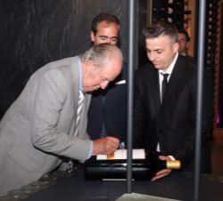 Su Majestad el Rey Don Juan Carlos firma en una botella de Macán