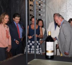 Su Majestad el Rey Don Juan Carlos junto a Su Alteza Real la Infanta Doña Elena y las autoridades asistentes a la inauguración recorren las instalacio