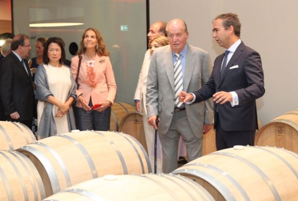 Su Majestad el Rey Don Juan Carlos junto a Su Alteza Real la Infanta Doña Elena recorren las instalaciones de la Bodega