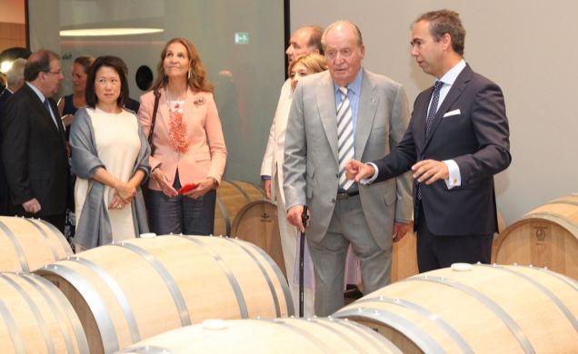 Su Majestad el Rey Don Juan Carlos junto a Su Alteza Real la Infanta Doña Elena recorren las instalaciones de la Bodega