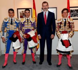 Su Majestad el Rey con los diestros El Juli, José María Manzanares y Talavante, tras la corrida