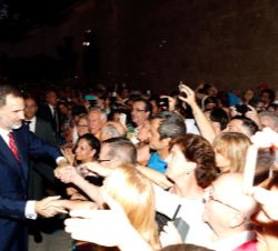 Don Felipe es saludado por el público que se encontraba en las inmediaciones de la Plaza de Toros de Las Ventas