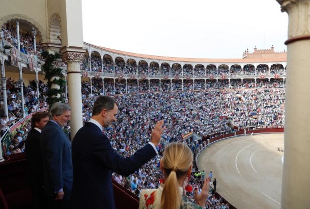 Don Felipe saluda desde el palco al público de la Plaza de Toros de Las Ventas