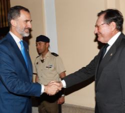 Su Majestad el Rey recibe el saludo del presidente de la Fundación Princesa de Asturias, Matías Rodríguez Inciarte, a su llegada al acto