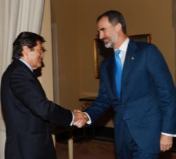 Su Majestad el Rey recibe el saludo del presidente del Principado de Asturias y vicepresidente de la Fundación Princesa de Asturias, Javier Fernández,