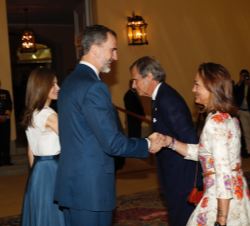 Sus Majestades los Reyes reciben el saludo de los miembros de los Patronatos de la Fundación Princesa de Astuirias