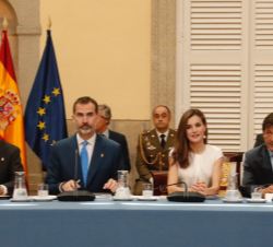 Sus Majestades los Reyes en la mesa presidencial durante la reunión