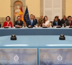 Sus Majestades los Reyes en la mesa presidencial durante la reunión