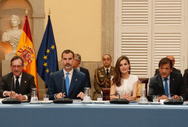 Sus Majestades los Reyes en la mesa presidencial durante la reunión