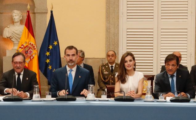 Sus Majestades los Reyes en la mesa presidencial durante la reunión