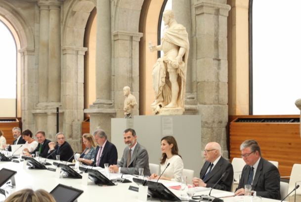 Sus Majestades los Reyes en el Claustro de los Jerónimos, donde presidieron la reunión constitutiva de la Comisión Nacional para la celebración del II Centenario del Museo Nacional del Prado