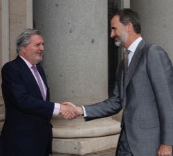 Su Majestad el Rey recibe el saludo del ministro de Educación, Cultura y Deporte, Íñigo Fernández de Vigo