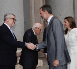 Su Majestad el Rey recibe el saludo del director del Museo Nacional del Prado, Miguel Falomir