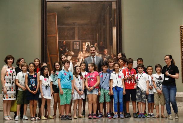 Sus Majestades los Reyes junto al grupo de escolares con 