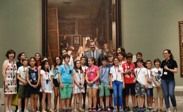 Sus Majestades los Reyes junto al grupo de escolares con "Las Meninas" al fondo