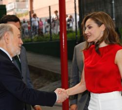 Su Majestad la Reina recibe el saludo del delegado del Gobierno en el Principado de Asturias, Gabino de Lorenzo
