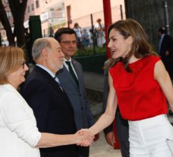 Su Majestad la Reina recibe el saludo de la alcaldesa de Avilés, Mariví Monteserín