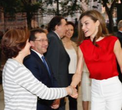 Su Majestad la Reina recibe el saludo de la directora del Colegio Público El Quirinal, Julia Fernández Peña