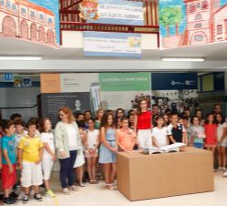 Su Majestad la Reina con alumnos y profesores del colegio
