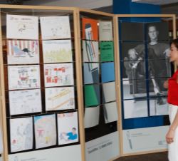 Su Majestad la Reina durante el recorrido por la exposición de dibujos de otros colegios participantes 