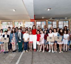 Su Majestad la Reina  con alumnos y profesores de los centros participantes