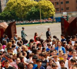 Doña Letizia con los profesores y alumnos del Colegio Público “El Quirinal”