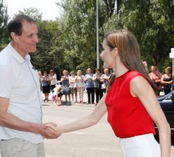 Su Majestad la Reina recibe el saludo del alcalde de Langreo, Jesús Manuel Sánchez