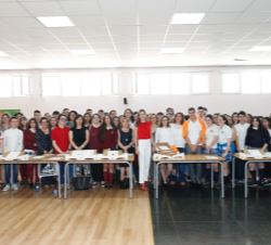 Su Majestad la Reina  con los alumnos y profesores de los 46 centros participantes en “La Aventura de los Clásicos con Mary Beard”