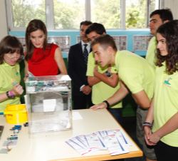 Doña Letizia atiende a la presentación del prototipo PRIAS recicla y aprende