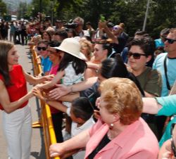 Su Majestad la Reina a su salida del IES Jerónimo González