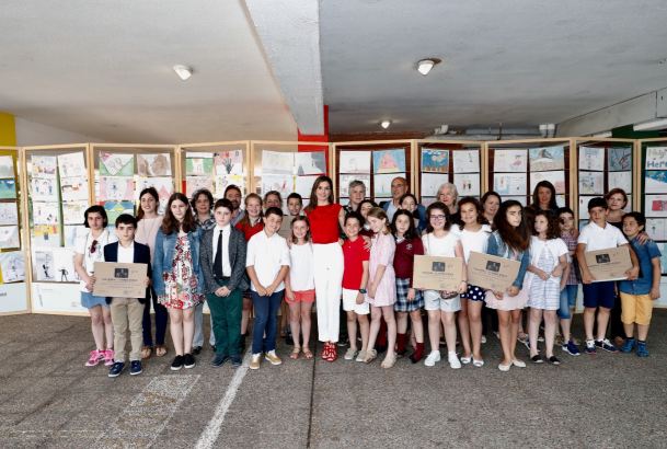 Su Majestad la Reina  con alumnos y profesores de los centros participantes