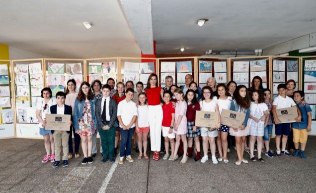 Su Majestad la Reina  con alumnos y profesores de los centros participantes