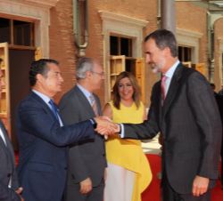 Don Felipe recibe el saludo del delegado del Gobierno en Andalucía, Antonio Sanz