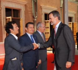 Su Majestad el Rey recibe el saludo del alcalde de Cádiz, José María González