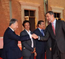 Don Felipe recibe el saludo del presidente del Grupo Joly, José Joly Martínez de Salazar