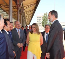 Su Majestad el Rey conversa con las autoridades que le recibieron a su llegada 