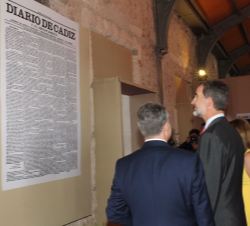 Don Felipe contempla la exposición de portadas y documentos históricos de Diario de Cádiz