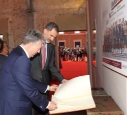 Su Majestad el Rey observa, acompañado por el presidente del Grupo Joly, José Joly Martínez de Salazar, ejemplares históricos de Diario de Cádiz