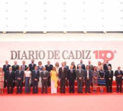 Su Majestad el Rey, con las autoridades asistentes y representantes de Diario de Cádiz y Grupo Joly
