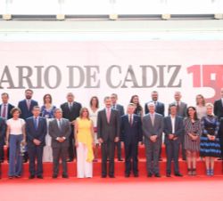 Su Majestad el Rey, con las autoridades asistentes y representantes de Diario de Cádiz y Grupo Joly