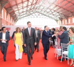 Don Felipe, junto con las autoridades que le acompañaban, a su entrada al comedor