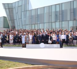 Fotografía de grupo de Su Majestad el Rey con una representacion de trabajadores de la planta