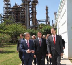 Su Majestad el Rey durante su recorrido por la refinería de BP