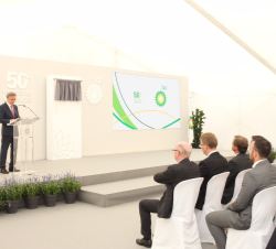Su Majestad el Rey en primera fila de asientos durante la intervención del presidente de BP España