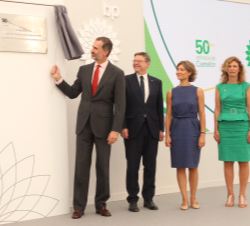 Su Majestad el Rey descubre una placa conmemorativa del 50 aniversario de la refinería, en presencia del presidente de la Generalitat Valenciana, la m